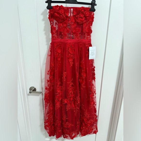 Alamour The Label Dakota Dress Red 3D Floral Lace Midi Gown Size M NWT - Picture 3 of 17